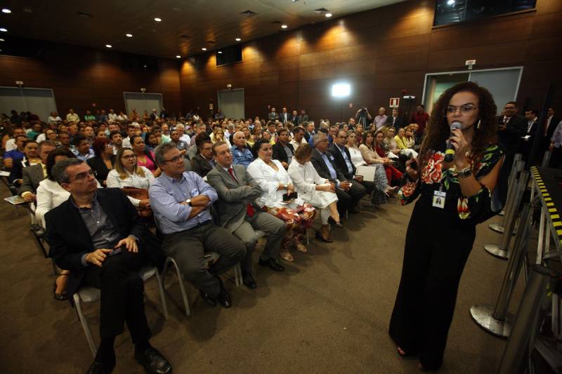 Foi aberta na manhã desta quarta-feira (7) a 3ª Reunião do Fórum Permanente de Prefeitas e Prefeitos dos Municípios Sustentáveis, que terá como tema central a governança compartilhada. O evento reúne gestores e técnicos dos 141 municípios que manifestaram interesse em adotar as diretrizes do programa e trará palestras e painéis com especialistas da área, além dos resultados alcançados com o auxílio do Programa Municípios Sustentáveis (PMS), gerido pela Secretaria Extraordinária de Municípios Sustentáveis (Semsu), principalmente no âmbito da gestão fiscal das prefeituras. A programação se estende até a quinta-feira (8), no Hangar Convenções e Feiras da Amazônia. Na foto, secretária de Municípios Sustentáveis, Izabela Jatene.

FOTO: SIDNEY OLIVEIRA / AG. PARÁ
DATA: 07.02.2018
BELÉM - PARÁ <div class='credito_fotos'>Foto: Sidney Oliveira/Ag. Pará   |   <a href='/midias/2018/originais/7bf27d9a-dc2c-4d11-b381-9b0411d5ad00.jpg' download><i class='fa-solid fa-download'></i> Download</a></div>