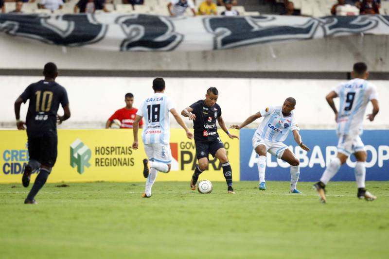 O Clube do Remo venceu o Paysandu por 2 a 1 na tarde deste domingo, partida realizada no Estádio Mangueirão, e largou na frente pelo título do Campeonato Paraense de 2018. 

FOTO: THIAGO GOMES / AG. PARÁ
DATA: 01.04.2018
BELÉM - PARÁ <div class='credito_fotos'>Foto: Thiago Gomes /Ag. Pará   |   <a href='/midias/2018/originais/7c00bb44-91d9-4d14-95ea-5ebe85e1670b.jpg' download><i class='fa-solid fa-download'></i> Download</a></div>