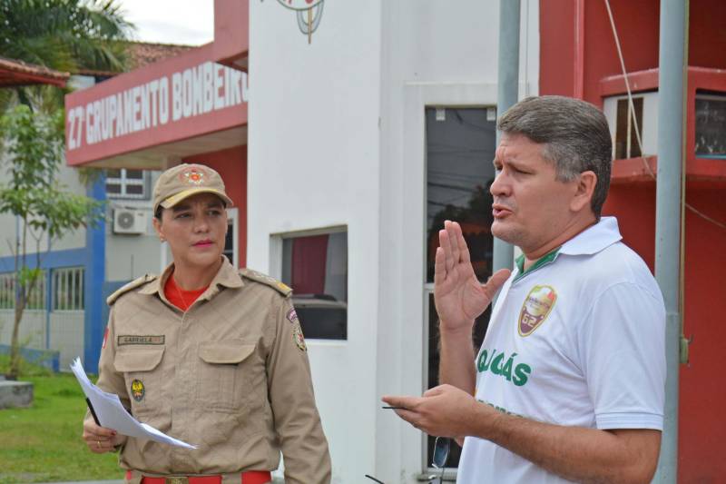 Moradores da comunidade Pantanal, no bairro do Mangueirão, em Belém, receberam, nesta terça-feira (10), 100 kits de gás de cozinha, contendo registro regulador e mangueira. A ação foi realizada pelo 27º Grupamento do Corpo de Bombeiros Militar do Pará. O objetivo da ação é demonstrar como se deve agir diante de uma situação de vazamento do Gás Liquefeito de Petróleo (GLP). A programação contou com o apoio da empresa Liquigás, que realizou a doação dos kits. Já a equipe da Defesa Civil orientou os moradores sobre prevenção de acidentes. “A necessidade é observar a validade do registro e das mangueiras, bem como desmistificar algumas situações quando se tenta impedir um vazamento”, explicou a sub-comandante do 27º GBM, Major Gabriela Contente. O 27º Grupamento de Bombeiros Militar fica no bairro do Mangueirão e atende sete bairros (Mangueirão, Castanheira, Marambaia, Una, Cabanagem, Parque Verde e Benguí) da capital paraense. Na foto, Marton Goyana (d), da Área de Vendas da Liquigás e Major Gabriela Contente (e), subcomandante do 27° GBM.

FOTO: CARLOS YURI / ASCOM CBMPA
DATA: 10.04.2018
BELÉM - PARÁ <div class='credito_fotos'>Foto: CARLOS YURI / ASCOM CBMPA   |   <a href='/midias/2018/originais/7c99f298-2622-4c39-9311-e4920da0d455.jpg' download><i class='fa-solid fa-download'></i> Download</a></div>