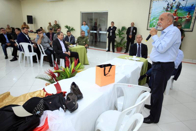 O governador Simão Jatene foi homenageado nesta sexta-feira, 14, com um café da manhã no Quartel do Corpo de Bombeiros Militar do Pará. A homenagem foi feita pela cúpula da Segurança Pública do Estado.

FOTO: MÁCIO FERREIRA / AG. PARÁ
DATA: 14.12.2018
BELÉM - PARÁ <div class='credito_fotos'>Foto: MÁCIO FERREIRA/ AG. PARÁ   |   <a href='/midias/2018/originais/7caaacd4-ebf2-4378-8f58-cf0934f9c4c8.jpg' download><i class='fa-solid fa-download'></i> Download</a></div>