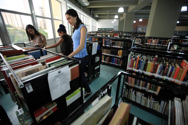 Biblioteca Pública Arthur Vianna, localizada no prédio do Centur. Com mais de 140 anos, o local é uma das principais referências na área em Belém, recebendo uma média de mil usuários por dia. Antes da popularização de instrumentos tecnológicos e sites especializados, a “biblioteca do Centur”, como é conhecida, era uma das principais fontes de pesquisa para alunos de todos os níveis de ensino em Belém. 

FOTO: MÁCIO FERREIRA / AG. PARÁ
DATA: 02.03.2018
BELÉM - PARÁ <div class='credito_fotos'>Foto: MÁCIO FERREIRA/ AG. PARÁ   |   <a href='/midias/2018/originais/7e301458-4a41-4fc2-ba71-c0408b8a40a3.jpg' download><i class='fa-solid fa-download'></i> Download</a></div>