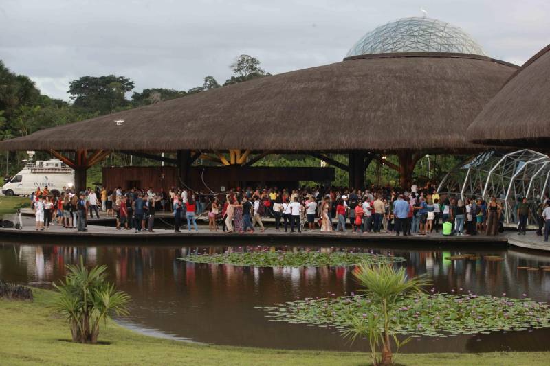 O Parque Estadual do Utinga (PEUt) o mais importante espaço de preservação e estudo da biodiversidade dentro da Região Metropolitana de Belém será reaberto à população a partir desta sexta,16, a partir das 16h30, com apresentações artísticas, com o Boi Veludinho, crianças do Pro Paz e a premiada Orquestra Sinfônica do Theatro da Paz. A apresentação será em um espaço ao ar livre e não será necessária a retirada de ingressos, por esse motivo, a recomendação é que o público chegue cedo, porque a entrada será fechada quando o espaço estiver lotado. 

FOTO: SIDNEY OLIVEIRA / AG PARÁ 
DATA: 16.03.2018 
BELÉM - PARÁ <div class='credito_fotos'>Foto: Sidney Oliveira/Ag. Pará   |   <a href='/midias/2018/originais/7e4f0961-a866-4b41-87a8-b4851b06b469.jpg' download><i class='fa-solid fa-download'></i> Download</a></div>