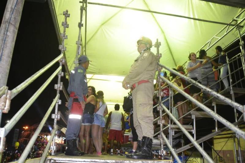 A terça-feira de Carnaval (13) nas praias do município de Barcarena foi marcada pelo trabalho de prevenção e de orientação aos frequentadores. Militares do Corpo de Bombeiros trabalharam intensamente no quarto dia da Operação Carnaval 2018 nas praias e blocos de rua, a fim de garantir a segurança de todos. A festa em Barcarena só terminará na Quarta-feira de Cinzas, com atrações musicais. As praias de Caripi, Vila do Conde, Cupiranga e Sirituba receberam o reforço do efetivo militar para atender os banhistas em qualquer situação. Com a tranquilidade nas praias, não houve registro de ocorrências graves, resultado do trabalho preventivo realizado pelo 6° Grupamento de Bombeiros Militar de Barcarena.

FOTO: ASCOM / CBMPA
DATA: 13.02.2018
VIGIA - PARÁ
 <div class='credito_fotos'>Foto: ASCOM / CBMPA   |   <a href='/midias/2018/originais/7e68648e-c897-4d9f-843c-dd94530d2bb7.jpg' download><i class='fa-solid fa-download'></i> Download</a></div>