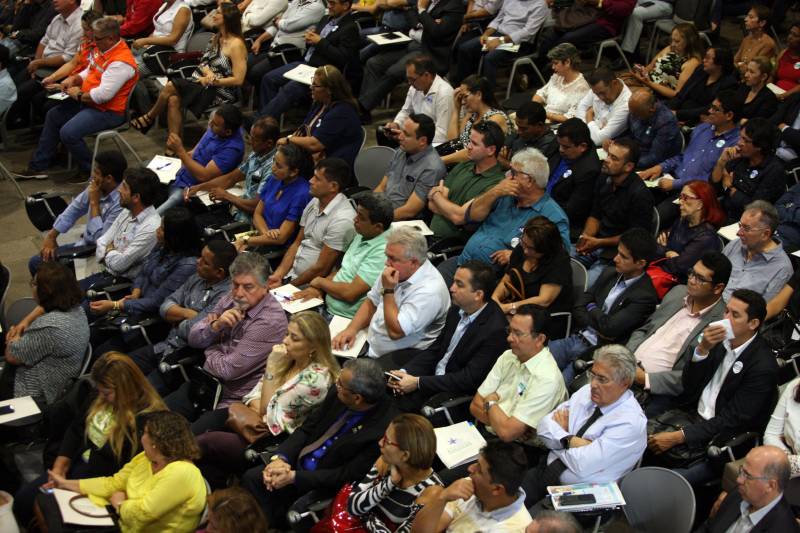 Foi aberta na manhã desta quarta-feira (7) a 3ª Reunião do Fórum Permanente de Prefeitas e Prefeitos dos Municípios Sustentáveis, que terá como tema central a governança compartilhada. O evento reúne gestores e técnicos dos 141 municípios que manifestaram interesse em adotar as diretrizes do programa e trará palestras e painéis com especialistas da área, além dos resultados alcançados com o auxílio do Programa Municípios Sustentáveis (PMS), gerido pela Secretaria Extraordinária de Municípios Sustentáveis (Semsu), principalmente no âmbito da gestão fiscal das prefeituras. A programação se estende até a quinta-feira (8), no Hangar Convenções e Feiras da Amazônia.

FOTO: SIDNEY OLIVEIRA / AG. PARÁ
DATA: 07.02.2018
BELÉM - PARÁ <div class='credito_fotos'>Foto: Sidney Oliveira/Ag. Pará   |   <a href='/midias/2018/originais/7e6df35f-4894-4cb5-b826-f14d7089bc75.jpg' download><i class='fa-solid fa-download'></i> Download</a></div>