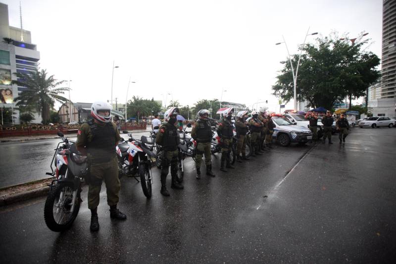 Na tarde de ontem, a Polícia Militar deflagrou a Operação “Polícia nas Ruas” (foto), o que levou um reforço de policiamento a oito bairros da capital. A partir das 16h, cerca de 80 militares de diversos batalhões, subordinados ao Comando de Policiamento da Capital I (CPC I), atuaram no incremento da segurança em toda a área do 2º Batalhão de Polícia Militar (2º BPM). Na Operação foram utilizadas sete viaturas e 25 motocicletas que, segundo o major Diógenes Braga, subcomandante do 2º BPM e comandante da Operação, serviram para dar apoio direto aos policiais que foram divididos no policiamento a pé, em pontos estratégicos dos bairros. 

FOTO: THIAGO GOMES / AG. PARÁ
DATA: 05.05.2018
BELÉM - PARÁ <div class='credito_fotos'>Foto: Thiago Gomes /Ag. Pará   |   <a href='/midias/2018/originais/7eaf04f6-b1a1-4806-a1b6-f90751c6a8d6.jpg' download><i class='fa-solid fa-download'></i> Download</a></div>