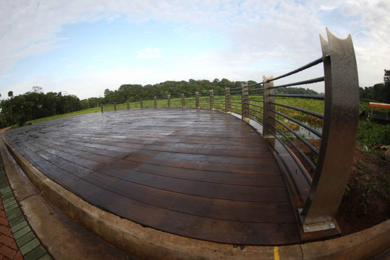 O Parque Estadual do Utinga (PEUt) o mais importante espaço de preservação e estudo da biodiversidade dentro da Região Metropolitana de Belém será reaberto à população a partir desta sexta,16, a partir das 16h30, com apresentações artísticas, com o Boi Veludinho, crianças do Pro Paz e a premiada Orquestra Sinfônica do Theatro da Paz. A apresentação será em um espaço ao ar livre e não será necessária a retirada de ingressos, por esse motivo, a recomendação é que o público chegue cedo, porque a entrada será fechada quando o espaço estiver lotado.

FOTO: THIAGO GOMES / AG. PARÁ
DATA: 16.03.2018
BELÉM - PARÁ <div class='credito_fotos'>Foto: Thiago Gomes /Ag. Pará   |   <a href='/midias/2018/originais/7ee08a69-0380-4a96-886d-e95290c6710f.jpg' download><i class='fa-solid fa-download'></i> Download</a></div>