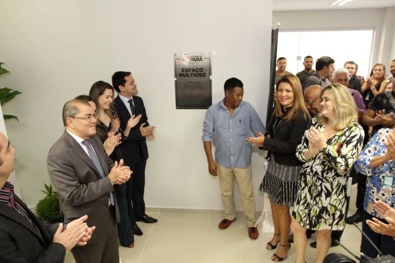 Restaurante self service, rampa de acesso, nova fachada, câmeras de vigilância e elevadores elétricos. O prédio-sede da Secretaria Estadual de Meio Ambiente e Sustentabilidade (Semas), em Belém, continua no mesmo lugar, mas parece novo. Após um processo de reforma, o prédio foi entregue aos servidores nesta sexta-feira, 16, pelo governador Simão Jatene. Além do restaurante self service, foi criado outro espaço coletivo no 2º andar (foto), equipado com microondas e outros equipamentos, para servidores que preferem levar a própria alimentação.

FOTO: CRISTINO MARTINS / AG. PARÁ
DATA: 16.03.2018
BELÉM - PARÁ <div class='credito_fotos'>Foto: Cristino Martins/Ag. Pará   |   <a href='/midias/2018/originais/7faabf32-5a25-46a4-af65-1f4b5e3af289.jpg' download><i class='fa-solid fa-download'></i> Download</a></div>