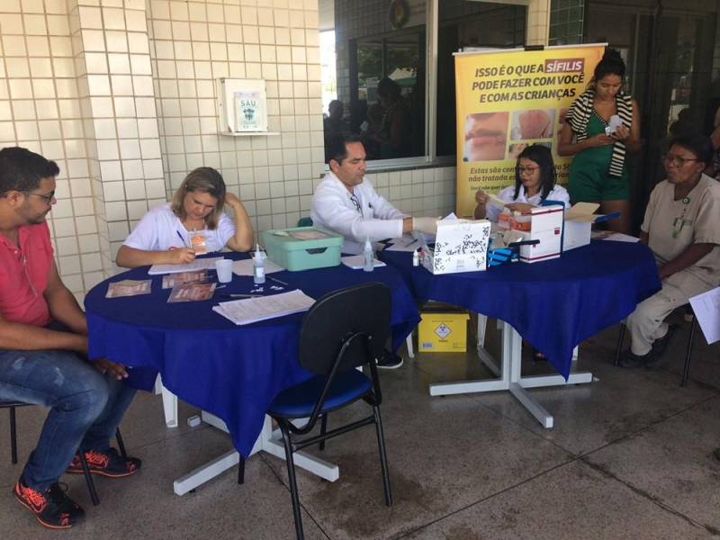 O Hospital Regional do Sudeste do Pará - Dr. Geraldo Veloso (HRSP), em Marabá (PA), foi uma das instituições que receberam o posto volante do Centro de Testagem e Aconselhamento (CTA, na foto) pela campanha "Dezembro Vermelho". Nesta quinta-feira, 13, usuários ambulatoriais e colaboradores da Unidade participaram da ação, que ofereceu testes rápidos para detectar casos de sífilis, HIV/Aids, hepatite B e hepatite C. Domingos Pinheiro é morador de Serra Pelada, no município de Curionópolis. Ele aproveitou que estava na unidade acompanhando a esposa em um exame, para realizar os testes. "Logo que soube que ia ter a ação, aceitei o convite para fazer o exame. A gente pode pensar que está bom, mas só sabe quando passa pelo médico mesmo", disse o servente.

FOTO: ASCOM / HRSP
DATA: 13.12.2018
MARABÁ - PARÁ <div class='credito_fotos'>Foto: ASCOM HRSP   |   <a href='/midias/2018/originais/7fdaad94-093d-43d5-872a-b4e0b19e4431.jpg' download><i class='fa-solid fa-download'></i> Download</a></div>