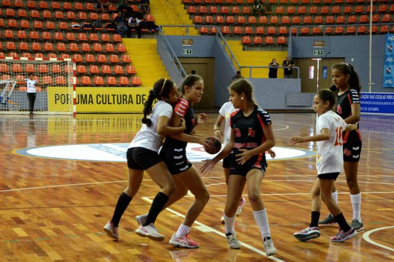 Em sua 60ª edição, os Jogos Estudantis Paraenses (JEPs) definiu a equipes que vão representar o Estado do Pará na etapa nacional, em Manaus (AM), de 19 a 23 de setembro. Das partidas realizadas neste sábado (23), pela etapa estadual, na Arena Guilerme Paraense - o Mangueirinho, foram premiados quatro times das modalidades de Basquete, Volei, Handebol e Futsal, na categoria "A" (de 12 a 14 anos). 

FOTO: FERNANDO NOBRE / ASCOM SEDUC
DATA: 23.06.2018
BELÉM - PARÁ <div class='credito_fotos'>Foto: FERNANDO NOBRE/ASCOM SEDUC   |   <a href='/midias/2018/originais/803b9197-e10b-4c9e-9dfc-0dc373babb48.jpg' download><i class='fa-solid fa-download'></i> Download</a></div>