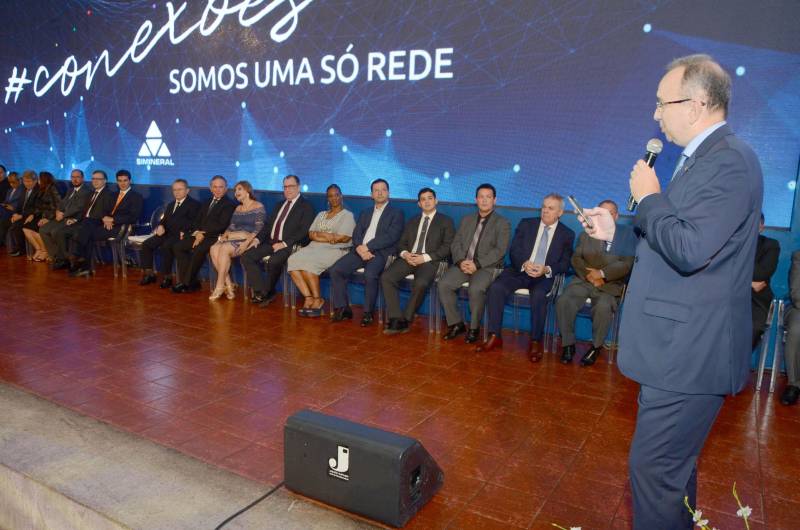 Estão abertas a partir desta sexta-feira (16) as inscrições para a sétima edição do Concurso de Redação da Mineração. Voltado para os estudantes da rede pública de ensino do Estado, o certame traz como tema “Conexões: somos uma só rede”. O lançamento do Concurso de Redação ocorreu durante a festa de lançamento do 7º Anuário Mineral do Pará 2018. Agora no formato totalmente digital, a publicação traz como tema “Conexões: somos uma só rede”, o mesmo da redação. Na foto, o presidente do Simineral, José Fernando Gomes Júnior.

FOTO: RAI PONTES / ASCOM SEDUC
DATA: 15.03.2018
BELÉM - PARÁ <div class='credito_fotos'>Foto: Rai Pontes/Ascom Seduc   |   <a href='/midias/2018/originais/805f5c5c-6462-43f3-8fea-10656eafc91c.jpg' download><i class='fa-solid fa-download'></i> Download</a></div>