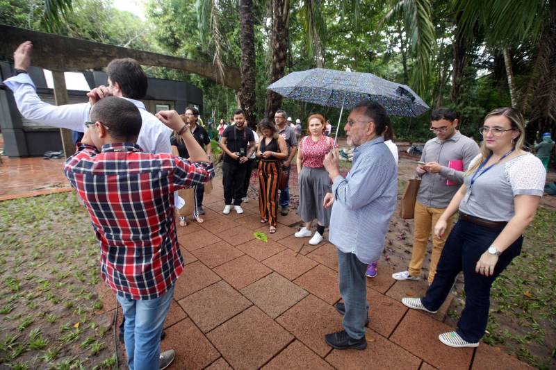 Jornalistas, influenciadores digitais e membros da sociedade civil organizada participaram, nesta quinta-feira (15), da visita guiada ao Parque Estadual do Utinga (Peut) que será inaugurado na sexta-feira (16), às 16h30. Os convidados foram recebidos pelo secretário estadual de Cultura, o arquiteto Paulo Chaves; pelo presidente do Ideflor-bio, Thiago Novaes; pelo gerente do Peut, Julio Meyer; pelo secretário de comunicação, Daniel Nardin e pelo representante da diretoria da Unidade de Conservação do Parque, Wendel Andrade. O evento começou às 9h com a apresentação das melhorias feitas no espaço durante as obras, dos serviços que funcionarão no local e de algumas normas de utilização desse novo equipamento. 

FOTO: SIDNEY OLIVEIRA / AG. PARÁ
DATA: 15.03.2018
BELÉM - PARÁ <div class='credito_fotos'>Foto: Sidney Oliveira/Ag. Pará   |   <a href='/midias/2018/originais/806806be-1665-4027-a64e-432b85c6d50b.jpg' download><i class='fa-solid fa-download'></i> Download</a></div>