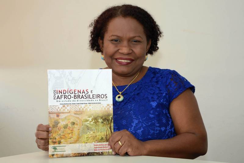 Entre os vários livros didáticos que são distribuídos nas escolas estaduais de Belém, está o “Povos Indígenas e Afro-brasileiros: Um Estudo da Diversidade no Brasil”. De autoria de Creusa dos Santos (foto), Paulo Sérgio Braga e Rildo Ferreira da Costa, o livro é classificado como uma obra transversal, adotado no ensino das disciplinas de Língua Portuguesa, Literatura, História, Geografia e Arte, desde o sexto ano do nível fundamental até o terceiro ano do ensino médio.

FOTO: FERNANDO NOBRE / ASCOM SEDUC
DATA: 02.03.2018
BELÉM - PARÁ <div class='credito_fotos'>Foto: FERNANDO NOBRE/ASCOM SEDUC   |   <a href='/midias/2018/originais/80e4a959-e6ee-445a-a89b-9a1efb02b9f2.jpg' download><i class='fa-solid fa-download'></i> Download</a></div>