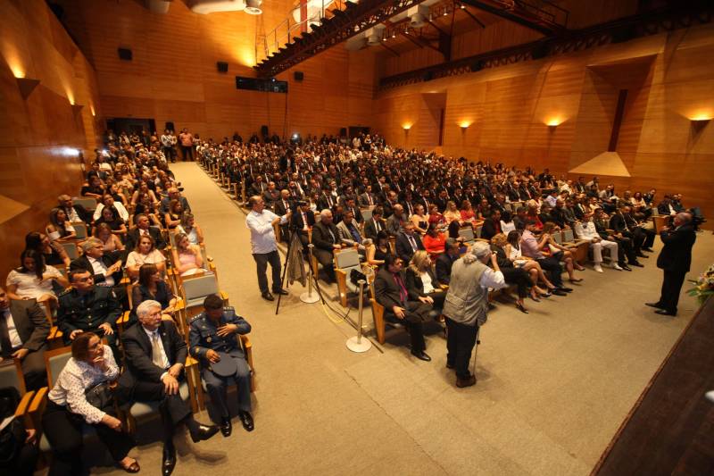 O Pará vai voltar a ter um delegado de polícia para cada município. A posse de 149 novos delegados da Polícia Civil, que aconteceu nesta segunda-feira (26) no Teatro Maria Sylvia Nunes, na Estação das Docas, vai garantir, com sobras, a cobertura completa dos 144 municípios do estado. Aprovados em concurso público, os novos delegados concluíram o curso de Formação da Polícia Civil do Pará no dia 15 deste mês. O curso foi o primeiro do Brasil a incluir sete disciplinas inéditas: Oratória, Atuação Policial frente aos Grupos Vulneráveis, Relacionamento com a Imprensa e Mídias Sociais, Abordagem Psicopatológica do Crime e da Violência, Investigação Financeira no Enfrentamento ao Crime de Lavagem de dinheiro, Noções Básicas de Enfrentamento às Fraudes Veiculares e Linguagem Brasileira de Sinais. O concurso aprovou ainda 300 investigadores, 180 escrivães e 20 papiloscopistas. Os novos policiais civis passaram por quatro meses de formação técnica e profissional na Acadepol. Com a nomeação, o próximo passo será a lotação dos novos servidores públicos nas unidades de Polícia Civil do estado, quando eles saberão em qual região do Pará trabalharão inicialmente.

FOTO: SYDNEY OLIVEIRA / AG. PARÁ
DATA: 26.02.2018
BELÉM - PARÁ <div class='credito_fotos'>Foto: Sidney Oliveira/Ag. Pará   |   <a href='/midias/2018/originais/81703bac-f77d-4a84-ba01-0c47bc36b9b2.jpg' download><i class='fa-solid fa-download'></i> Download</a></div>