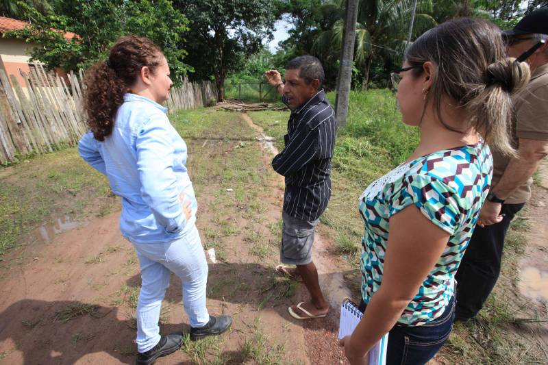 As ações do governo do Estado são imediatas no município de Barcarena, mais especificamente nas comunidades Bom Futuro e Vila Nova, localizadas na área das bacias de rejeitos da Hydro. A primeira medida é a coleta da água dos poços artesianos, para verificar se está própria para o consumo humano. Nesta sexta-feira (23), técnicos do Laboratório Central do Estado (Lacen) começaram o trabalho, que faz parte do conjunto de ações do grupo de trabalho montado pelo governo depois que o Instituto Evandro Chagas confirmou a contaminação da área. Na foto, o morador Luiz Gonzaga (camisa preta).

FOTO: MÁCIO FERREIRA / AG. PARÁ
DATA: 23.02.2018
BARCARENA - PARÁ <div class='credito_fotos'>Foto: MÁCIO FERREIRA/ AG. PARÁ   |   <a href='/midias/2018/originais/81d03d6c-f99b-47d6-872b-efcb331a1156.jpg' download><i class='fa-solid fa-download'></i> Download</a></div>