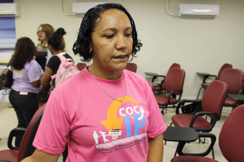 Alunos do curso de “Técnicas de gestão de resíduos sólidos” e de “Boas práticas higiênico sanitárias dos alimentos” foram certificados pelo Programa Pará Profissional. Ao todo, 32 concluintes estiveram presentes na cerimônia, que ocorreu no auditório da Casa Civil, na quinta-feira (28). O Programa Pará Profissional é um dos instrumentos utilizados no combate à desigualdade inter-regional no Estado, por meio da qualificação profissional da mão de obra local. Coordenado pela Secretaria de Estado de Ciência, Tecnologia e Educação Profissional e Tecnológica (Sectet), o programa é amparado pela Lei 8.427, de 16 de novembro de 2016. As ofertas de cursos são feitas de acordo com as demandas vindas dos setores produtivos de cada região do estado, mediante oficinas, reuniões e solicitações diretas das prefeituras. Na foto, Nádia da Luz, de 37 anos, é representante do Movimento Nacional do Catadores de Materias Recicláveis (MNCR), e integrante da cooperativa Visão Pioneira de Icoraci, que existe à 7 anos. 

FOTO: ERIKA TORRES / ASCOM NAC
DATA: 01.03.2018
BELÉM - PARÁ <div class='credito_fotos'>Foto: ERIKA TORRES / ASCOM NAC   |   <a href='/midias/2018/originais/81e69419-6982-4f9d-8ff1-736ef451c067.jpg' download><i class='fa-solid fa-download'></i> Download</a></div>