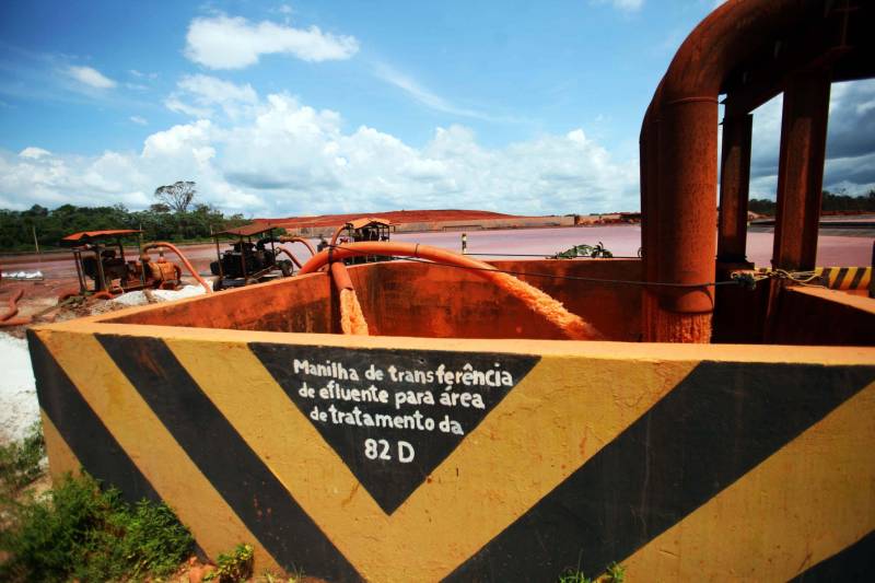 Iniciou neste sábado, 24, o prazo que o Governo do Estado deu para que a empresa de alumínio Hydro Alunorte adote procedimentos e mecanismos seguros ambientalmente, a fim de que as bacias de resíduos da empresa baixem os níveis em pelo menos um metro – o que é definido tecnicamente como padrão de segurança com comprovação permanente da redução e manutenção dos níveis. Uma equipe de fiscalização da Secretaria de Estado de Meio Ambiente e Sustentabilidade (Semas) está no município para fazer o monitoramento dos níveis das bacias do sistema de tratamento dos rejeitos da Bauxita. "Vamos montar equipes para, de duas em duas horas, avaliar o nível das bacias. Em caso de chuva o monitoramento será feito de uma em uma hora", explicou Rejiane Santos, geóloga da Diretoria de Licenciamento Ambiental da Semas.

FOTO: IGOR BRANDÃO / AG PARÁ
DATA: 24.02.2018
BELÉM - PARÁ <div class='credito_fotos'>Foto: IGOR BRANDÃO / AG. PARÁ   |   <a href='/midias/2018/originais/82cca985-faa8-43bc-aee6-a8c7a7dda3ed.jpg' download><i class='fa-solid fa-download'></i> Download</a></div>