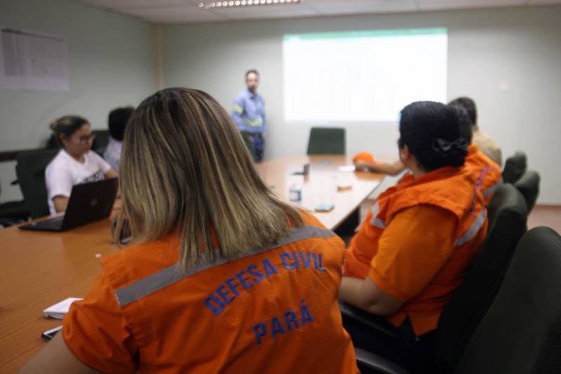 O governo do Estado intensificou as ações nas comunidades do município de Barcarena, no nordeste paraense, afetadas pela contaminação constatada pelo Instituto Evandro Chagas (IEC), no entorno da área de atuação da empresa Hydro. A força-tarefa de órgãos estaduais em parceria com a prefeitura municipal seguiu neste domingo (25), com a continuação do cadastramento de famílias, levantamento de possíveis problemas de saúde decorrentes da situação e distribuição de água potável, medidas emergenciais determinadas pelo Grupo de Trabalho do Governo do Estado. Ao todo, 30 profissionais da saúde, entre agentes de endemias e de saúde, além de 16 assistentes sociais, agentes da Defesa Civil, entre outros profissionais do Estado e Município atuam nos últimos dias nas comunidades de Bom Futuro, Vila Nova e Bujaruba. As equipes estão em campo para mapear e identificar as necessidades das famílias que residem nesses locais e que tipo de impacto que elas podem ter sofrido.

FOTO: IGOR BRANDÃO / AG PARÁ
DATA: 25.02.2018
BARCARENA - PARÁ <div class='credito_fotos'>Foto: IGOR BRANDÃO / AG. PARÁ   |   <a href='/midias/2018/originais/82f3cfb5-a4a7-484d-96a8-90c79e89e013.jpg' download><i class='fa-solid fa-download'></i> Download</a></div>