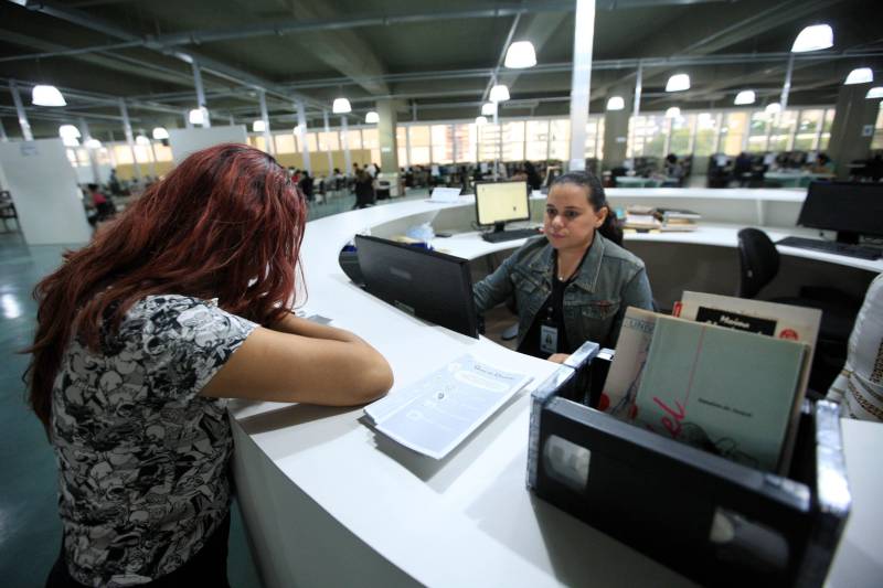 Biblioteca Pública Arthur Vianna, localizada no prédio do Centur. Com mais de 140 anos, o local é uma das principais referências na área em Belém, recebendo uma média de mil usuários por dia. Antes da popularização de instrumentos tecnológicos e sites especializados, a “biblioteca do Centur”, como é conhecida, era uma das principais fontes de pesquisa para alunos de todos os níveis de ensino em Belém. 

FOTO: MÁCIO FERREIRA / AG. PARÁ
DATA: 02.03.2018
BELÉM - PARÁ <div class='credito_fotos'>Foto: MÁCIO FERREIRA/ AG. PARÁ   |   <a href='/midias/2018/originais/831f7acb-dbeb-451b-8731-7dbc9af9cc07.jpg' download><i class='fa-solid fa-download'></i> Download</a></div>