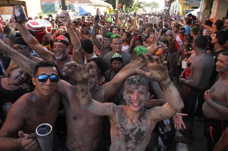 Em Curuçá, no nordeste do Estado, é do mangue que sai o caranguejo, sustento de muitas famílias, e a lama (Tijuco), matéria-prima da fantasia usada pelos brincantes do tradicional bloco carnavalesco "Pretinhos do Mangue". Neste domingo (11), segundo a organização do evento, mais de 17 mil pessoas entre brincantes e espectadores acompanharam o cortejo que teve início no Porto dos Pretinhos e seguiu pelas principais ruas do município até a praça da folia, na orla. O bloco nasceu no ano de 1989 a partir da frustração de dois amigos que foram ao mangue atrás de alimento, mas não conseguiram nenhum caranguejo. Então decidiram passar lama pelo corpo e saíram pela cidade em forma de protesto. "O mangue oferece o nosso caranguejo, mexilhão e camarão. É daqui que as famílias tiram seu sustento. Nossa intenção é aproveitar esse momento de alegria e passar essa mensagem de preservação", afirmou Edmilson Campos, mais conhecido como "Cafá", que está à frente do bloco há 18 anos.

FOTO: CRISTINO MARTIS / AG PARÁ
12.02.2018
CURUÇÁ - PARÁ <div class='credito_fotos'>Foto: Cristino Martins/Ag. Pará   |   <a href='/midias/2018/originais/83d6b53a-fab0-45ab-bc29-8b26750c6339.jpg' download><i class='fa-solid fa-download'></i> Download</a></div>