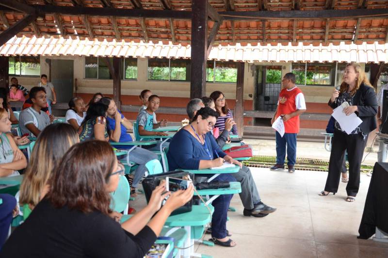 Diretores da Secretaria de Estado de Educação (Seduc) e de órgãos do Sistema de Segurança Pública e promotoras do Ministério Público do Estado se reuniram nesta quinta-feira (15) com gestores, professores, estudantes e pais de alunos da Escola Estadual Palmira Gabriel, com o objetivo de definir ações de segurança para a unidade de ensino. A reunião ocorreu na própria escola, na Avenida Augusto Montenegro, em Belém. A primeira ação definida, e logo posta em prática, foi colocar uma viatura do 10º Batalhão de Polícia Militar (10º BPM) em frente à escola, como base do policiamento na área. A viatura será utilizada em ocorrências no bairro, mas retornará sistematicamente à escola nos três turnos de atividades pedagógicas. A Seduc vai providenciar, de acordo com planejamento da comunidade escolar, a construção de um muro nos fundos e a instalação, em breve, de um sistema de monitoramento por câmeras nas dependências da unidade escolar. Na foto, a promotoras Sílvia Klautau, da 1ª Procuradoria de Justiça Criminal de Icoaraci.

FOTO: ELISEU DIAS / ASCOM SEDUC
DATA: 15.03.2018
BELÉM - PARÁ <div class='credito_fotos'>Foto: Eliseu Dias / Ascom Seduc   |   <a href='/midias/2018/originais/83ffe8dd-dffb-4fd5-96a3-9fc12e9a7d96.jpg' download><i class='fa-solid fa-download'></i> Download</a></div>