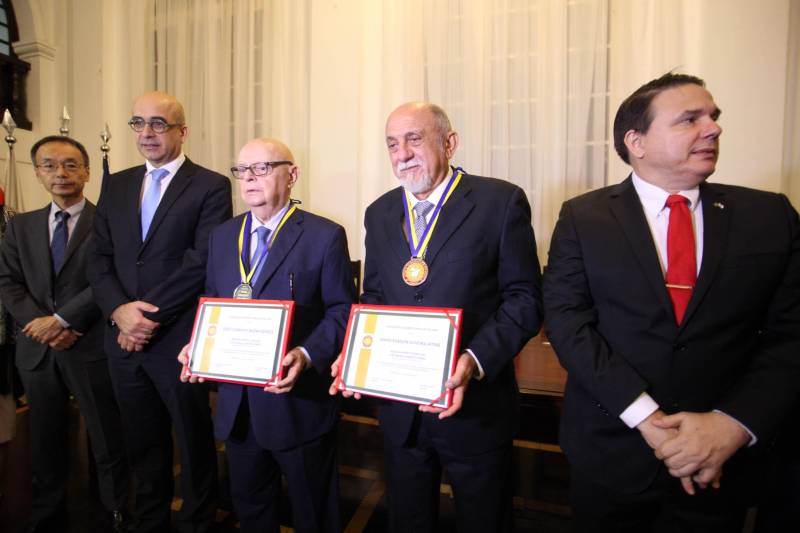 O governador Simão Jatene foi homenageado pela Associação do Corpo Consular no Estado do Pará (ACCP) com a Comenda do Mérito Consular João Clemente Baena Soares. A maior honraria da entidade foi entregue na noite desta quinta-feira (22), no salão nobre do prédio sede da Associação Comercial do Pará (ACP), em Belém. Na foto, o governador Simão Jatene (d), e o embaixador Baena Soares recebem comenda.

FOTO: IGOR BRANDÃO / AG. PARÁ
DATA: 22.02.2018
BELÉM - PARÁ <div class='credito_fotos'>Foto: IGOR BRANDÃO / AG. PARÁ   |   <a href='/midias/2018/originais/8429233f-5eca-4580-822f-c80e42acb52e.jpg' download><i class='fa-solid fa-download'></i> Download</a></div>