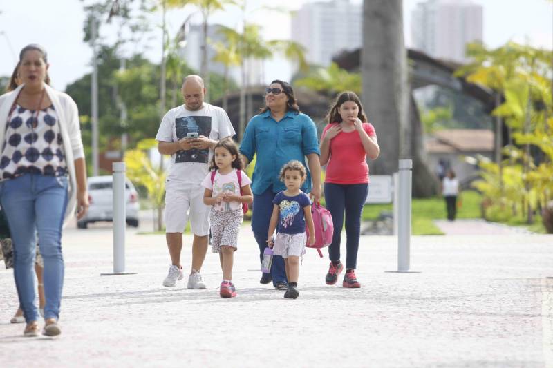 O Parque Estadual do Utinga (PEUt) o mais importante espaço de preservação e estudo da biodiversidade dentro da Região Metropolitana de Belém será reaberto à população a partir desta sexta,16, a partir das 16h30, com apresentações artísticas, com o Boi Veludinho, crianças do Pro Paz e a premiada Orquestra Sinfônica do Theatro da Paz. A apresentação será em um espaço ao ar livre e não será necessária a retirada de ingressos, por esse motivo, a recomendação é que o público chegue cedo, porque a entrada será fechada quando o espaço estiver lotado. 

FOTO: THIAGO GOMES / AG PARÁ 
DATA: 16.03.2018 
BELÉM - PARÁ <div class='credito_fotos'>Foto: Thiago Gomes /Ag. Pará   |   <a href='/midias/2018/originais/843f76d1-024e-4d20-a4bc-9246ee5be5a7.jpg' download><i class='fa-solid fa-download'></i> Download</a></div>