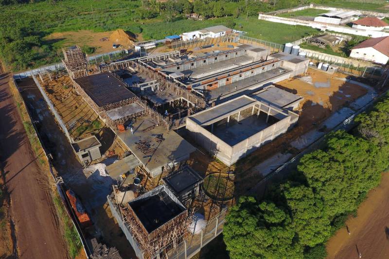 Com área total de mais de nove mil metros quadrados, a nova Central de Triagem de Paragominas, no sudeste paraense, já está com 85% da obra concluída. A última etapa consiste no acabamento e equipagem da unidade prisional. A previsão de entrega é junho de 2018. A nova unidade prisional terá capacidade para 306 vagas e está orçada em mais de R$ 11 milhões.

FOTO: AKIRA ONUMA / ARQUIVO / ASCOM SUSIPE
DATA: 23.01.2018
PARAGOMINAS - PARÁ <div class='credito_fotos'>Foto: Akira Onuma / Ascom Susipe   |   <a href='/midias/2018/originais/851c1baa-eed6-4c52-aada-197ef9c71dc2.jpg' download><i class='fa-solid fa-download'></i> Download</a></div>
