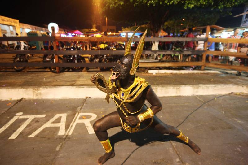 O professor Júlio Leal Gomes é natural de Vigia de Nazaré, no nordeste paraense, terra conhecida pela hospitalidade, principalmente em época festiva. Mantendo a tradição, no Carnaval Júlio e seus irmãos abrem a casa da família para amigos e outros parentes. Neste ano, o imóvel de quatro cômodos abrigou mais de 50 pessoas. Vigia tem um dos maiores e mais tradicionais carnavais do Pará. Nesta época do ano, a população do município, de 51.173 habitantes (Censo/IBGE), triplica com a chegada de brincantes oriundos de todo o Brasil, e os vigienses – igual coração de mãe - acolhem essa multidão. A estimativa é a cidade receber mais de 300 mil pessoas neste Carnaval.

FOTO: IGOR BRANDÃO / AG PARÁ
DATA: 13.02.2018
BELÉM - PARÁ <div class='credito_fotos'>Foto: IGOR BRANDÃO / AG. PARÁ   |   <a href='/midias/2018/originais/853c30dc-c25d-4bba-81cd-442f1e3c33cf.jpg' download><i class='fa-solid fa-download'></i> Download</a></div>