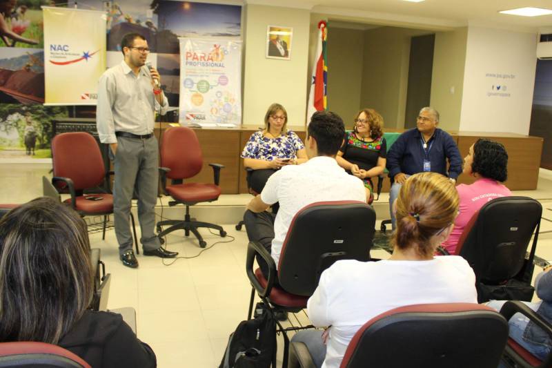 Alunos do curso de “Técnicas de gestão de resíduos sólidos” e de “Boas práticas higiênico sanitárias dos alimentos” foram certificados pelo Programa Pará Profissional. Ao todo, 32 concluintes estiveram presentes na cerimônia, que ocorreu no auditório da Casa Civil, na quinta-feira (28). O Programa Pará Profissional é um dos instrumentos utilizados no combate à desigualdade inter-regional no Estado, por meio da qualificação profissional da mão de obra local. Coordenado pela Secretaria de Estado de Ciência, Tecnologia e Educação Profissional e Tecnológica (Sectet), o programa é amparado pela Lei 8.427, de 16 de novembro de 2016. As ofertas de cursos são feitas de acordo com as demandas vindas dos setores produtivos de cada região do estado, mediante oficinas, reuniões e solicitações diretas das prefeituras.

FOTO: ERIKA TORRES / ASCOM NAC
DATA: 01.03.2018
BELÉM - PARÁ <div class='credito_fotos'>Foto: ERIKA TORRES / ASCOM NAC   |   <a href='/midias/2018/originais/868eb9db-8833-4f69-993e-47090d3a19dc.jpg' download><i class='fa-solid fa-download'></i> Download</a></div>