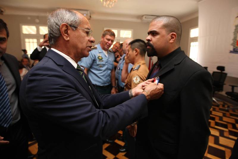 Setenta e duas personalidades civis e militares receberam, na manhã desta terça-feira, 20, no auditório do Palácio dos Despachos, em Belém, a Medalha do Mérito Governador Lauro Sodré, concedida por ocasião das comemorações pelos 101 anos de criação da Casa Militar da Governadoria do Estado, fundada em 12 de fevereiro de 1917. A honraria é destinada a personalidades que prestaram serviços relevantes ao Pará e suas instituições, especialmente à Governadoria do Estado. A solenidade foi aberta pelo governador Simão Jatene, que fez questão de parabenizar a todos os servidores da Casa Militar da Governadoria e aos agraciados com a Medalha Lauro Sodré.

FOTO: ANTONIO SILVA / AG. PARÁ
DATA: 20.02.2018
BELÉM - PARÁ <div class='credito_fotos'>Foto: Antônio Silva/Ag. Pará   |   <a href='/midias/2018/originais/86951498-96ff-41a2-9263-d86148f0d26b.jpg' download><i class='fa-solid fa-download'></i> Download</a></div>