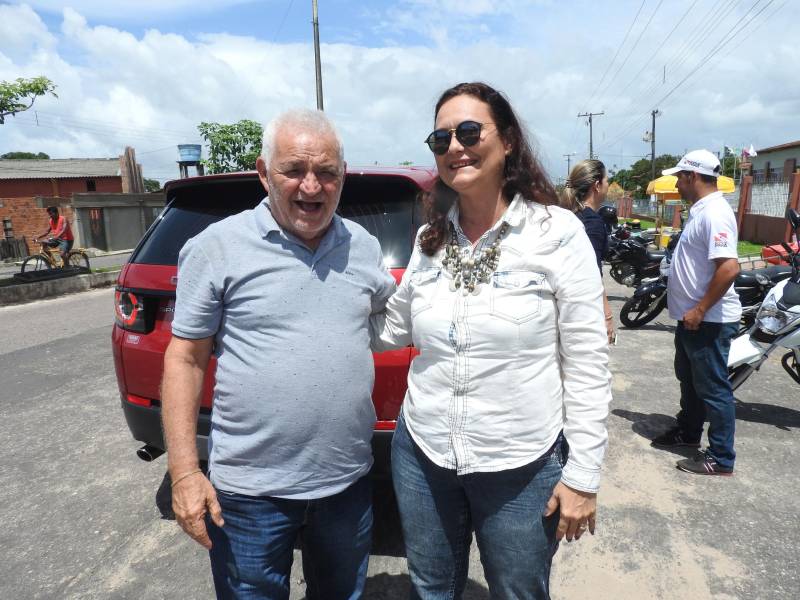 Termina neste sábado, 17, o atendimento da Caravana Pro Paz Cidadania em Bragança, município localizado na região nordeste do estado. Com o apoio da prefeitura e secretarias estaduais, a ação começou na quinta-feira, 15, no ginásio do Senai. Até o momento, mais de dois mil atendimentos foram feitos. A população pode solicitar a emissão de RG, CPF, certidão de nascimento (1° e 2° via), Id Jovem, identidade de nome social e aconselhamento jurídico. Na foto, o prefeito de Bragança, Raimundo Oliveira, e Mônica Altman, presidente da Fundação Pro Paz.

FOTO: CARLOS SODRÉ / AG. PARÁ
DATA: 16.03.2018
BRAGANÇA - PARÁ <div class='credito_fotos'>Foto: Carlos Sodré/Agência Pará   |   <a href='/midias/2018/originais/86c316d7-234d-4530-b9e5-6cbd47da6379.jpg' download><i class='fa-solid fa-download'></i> Download</a></div>