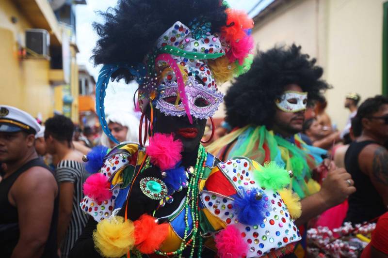 O professor Júlio Leal Gomes é natural de Vigia de Nazaré, no nordeste paraense, terra conhecida pela hospitalidade, principalmente em época festiva. Mantendo a tradição, no Carnaval Júlio e seus irmãos abrem a casa da família para amigos e outros parentes. Neste ano, o imóvel de quatro cômodos abrigou mais de 50 pessoas. Vigia tem um dos maiores e mais tradicionais carnavais do Pará. Nesta época do ano, a população do município, de 51.173 habitantes (Censo/IBGE), triplica com a chegada de brincantes oriundos de todo o Brasil, e os vigienses – igual coração de mãe - acolhem essa multidão. A estimativa é a cidade receber mais de 300 mil pessoas neste Carnaval.

FOTO: IGOR BRANDÃO / AG PARÁ
DATA: 13.02.2018
VIGIA - PARÁ <div class='credito_fotos'>Foto: IGOR BRANDÃO / AG. PARÁ   |   <a href='/midias/2018/originais/86cb2d71-c461-406f-bc08-4479aa167970.jpg' download><i class='fa-solid fa-download'></i> Download</a></div>