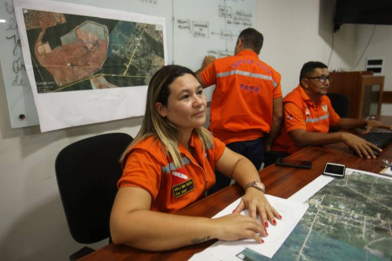 O governo do Estado intensificou as ações nas comunidades do município de Barcarena, no nordeste paraense, afetadas pela contaminação constatada pelo Instituto Evandro Chagas (IEC), no entorno da área de atuação da empresa Hydro. A força-tarefa de órgãos estaduais em parceria com a prefeitura municipal seguiu neste domingo (25), com a continuação do cadastramento de famílias, levantamento de possíveis problemas de saúde decorrentes da situação e distribuição de água potável, medidas emergenciais determinadas pelo Grupo de Trabalho do Governo do Estado. Ao todo, 30 profissionais da saúde, entre agentes de endemias e de saúde, além de 16 assistentes sociais, agentes da Defesa Civil, entre outros profissionais do Estado e Município atuam nos últimos dias nas comunidades de Bom Futuro, Vila Nova e Bujaruba. As equipes estão em campo para mapear e identificar as necessidades das famílias que residem nesses locais e que tipo de impacto que elas podem ter sofrido. Na foto, a Major Ciléa Mesquita, chefe da divisão de apoio à comunidade da Defesa Civil do Estado. 

FOTO: IGOR BRANDÃO / AG PARÁ
DATA: 25.02.2018
BARCARENA - PARÁ <div class='credito_fotos'>Foto: IGOR BRANDÃO / AG. PARÁ   |   <a href='/midias/2018/originais/86f82179-9278-4ac6-985b-ded832f0c2cc.jpg' download><i class='fa-solid fa-download'></i> Download</a></div>