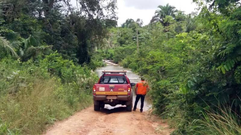 Nesta sexta-feira, 23, uma equipe da Defesa Civil do Pará se deslocou de Marabá rumo ao município de Itupiranga, na região sudeste do estado. Por conta do período chuvoso, 15 pontes da cidade apresentaram sérios problemas. Além disso, 300 pessoas estão desalojadas e 100 desabrigadas. Para auxiliar no atendimento dessas famílias, a Defesa Civil de Itupiranga solicitou ajuda da Coordenadoria Estadual de Defesa Civil. O subcomandante do 5º Grupamento Bombeiro Militar, Major Paulo César Vaz, ressaltou que esta é a segunda avaliação feita no município. “Enviamos a mesma equipe que esteve em Itupiranga, no dia 16 de fevereiro, para uma nova avaliação e dar o suporte necessário à Defesa Civil municipal no sentido de preencher o sistema S2iD (Sistema Integrado de Informações sobre Desastres do Governo Federal), o que vai subsidiar a prefeitura para decretar situação de emergência no município, e assim, consiga atender as demandas emergenciais”, explicou.

FOTO: ASCOM / DEFESA CIVIL
DATA: 23.02.2018
ITUPIRANGA - PARÁ <div class='credito_fotos'>Foto: ASCOM / DEFESA CIVIL    |   <a href='/midias/2018/originais/871bfb54-1376-4557-b87a-5601be48e6b8.jpg' download><i class='fa-solid fa-download'></i> Download</a></div>