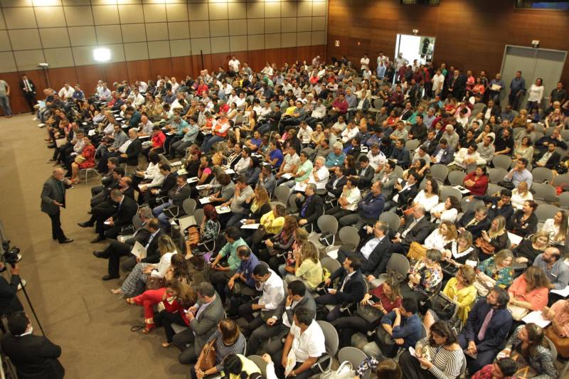 O primeiro dia do  Fórum Permanente de Prefeitas e Prefeitos dos Municípios Sustentáveis contou com a participação de 85 prefeitos , 17 vices e 21 secretários municipais dos 141 municípios manifestaram interesse em adotar as diretrizes do programa. Para o governador Simão Jatene (foto), esta grande participação simboliza a união de agentes públicos que colocaram os interesses coletivos acima dos interesses individuais para construir um estado melhor para todos. Com o tema “Gestão Compartilhada”, o evento traz as experiências e os desdobramentos das agendas governamentais que foram planejadas em parceria com as gestões municipais. Através da Secretaria Extraordinária de Municípios Sustentáveis (Semsu) Governo do Pará, por meio da Semsu, investe na capacitação dos municípios para a promoção de uma gestão fiscal eficiente. Para Izabela Jatene, este primeiro dia serviu para sinalizar o quanto os gestores estão preocupados com o equilíbrio da questão fiscal dos municípios e em desenvolver uma governança compartilhada para desenvolver seus municípios.

FOTO: CRISTINO MARTINS / AG. PARÁ
DATA: 07.02.2018
BELÉM - PARÁ <div class='credito_fotos'>Foto: Cristino Martins/Ag. Pará   |   <a href='/midias/2018/originais/8790679e-666c-4658-ab72-0b60a1724bb3.jpg' download><i class='fa-solid fa-download'></i> Download</a></div>