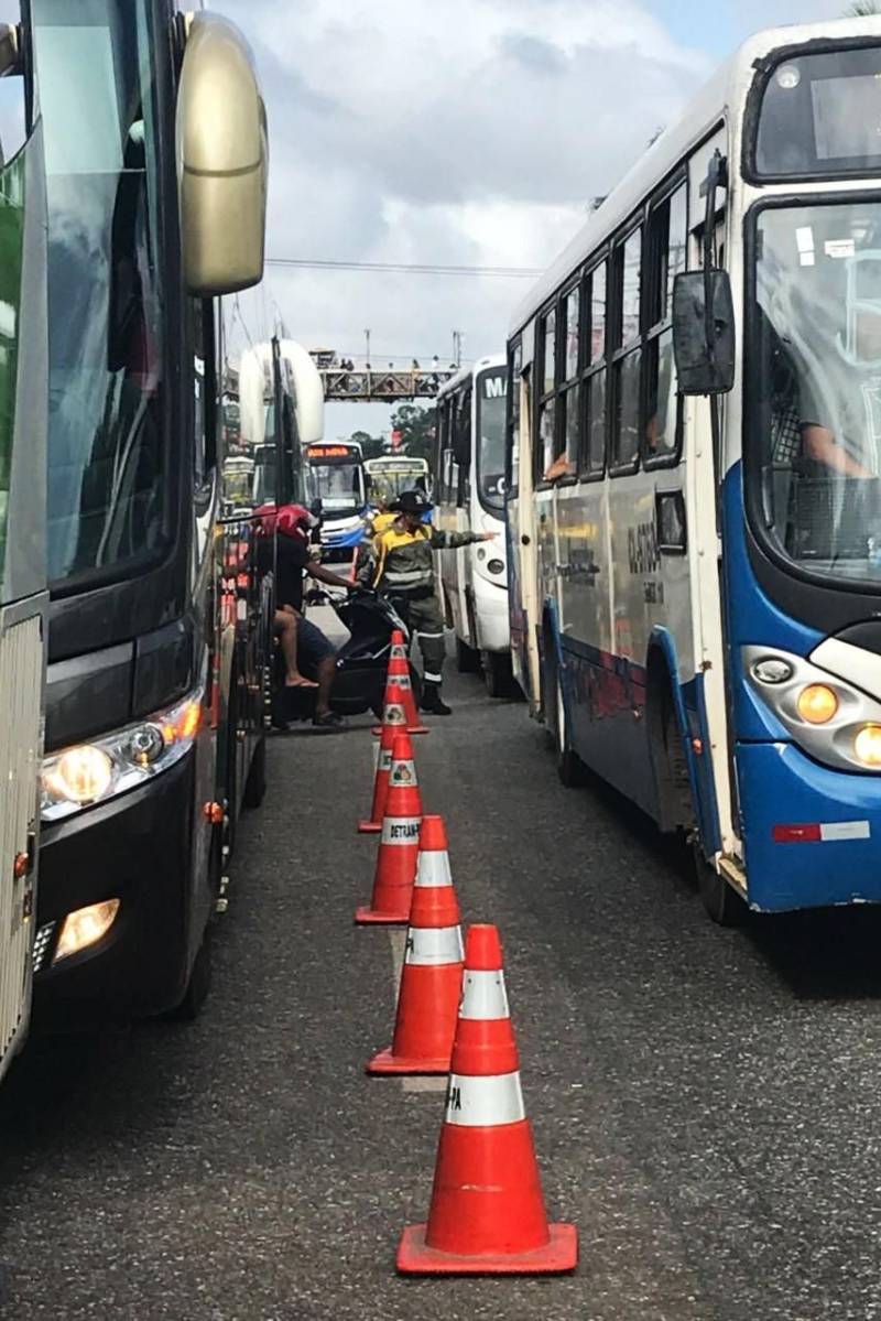 Para garantir maior segurança e tranquilidade no retorno à Região Metropolitana de Belém no feriado prolongado, o governo do Estado adotará uma medida inédita na Rodovia BR-316: a inversão de uma faixa, em sete quilômetros, no sentido de saída da capital, nesta terça-feira (13), das 16 às 22 h, e na quarta-feira (14), das 06 às 14 h. A medida visa permitir a fluidez do tráfego de veículos entre o KM-13, no município de Marituba, próximo ao Instituto de Ensino de Segurança Pública (Iesp), e o KM-06, no município de Ananindeua, no retorno após o posto de serviço da Polícia Rodoviária Federal.

FOTO: ASCOM / NGTM
DATA:13.02.2018
BELÉM - PARÁ <div class='credito_fotos'>Foto: ASCOM NGTM   |   <a href='/midias/2018/originais/879c440f-fc1e-4996-8a13-f0088386e168.jpg' download><i class='fa-solid fa-download'></i> Download</a></div>