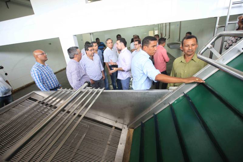 Mais de 300 produtores compareceram à arena Bira's, em Igarapé-Miri, no nordeste paraense, na manhã de quinta-feira (15), em busca de informações sobre crédito, qualificação profissional, regularização fundiária e cadeia produtiva. O público foi atendido pela "Caravana Pará 2030 - Igarapé-Miri", promovida pelo governo do Estado, que levou ao município os serviços de várias secretarias, bancos e instituições ligadas à produção e à intermediação de negócios.

FOTO: RODOLFO OLIVEIRA / AG. PARÁ
DATA: 16.03.2018
IGARAPÉ-MIRI - PARÁ <div class='credito_fotos'>Foto: Rodolfo Oliveira/Ag. Pará   |   <a href='/midias/2018/originais/886d56be-24d2-4ff6-b6b5-562b7f2e33d2.jpg' download><i class='fa-solid fa-download'></i> Download</a></div>