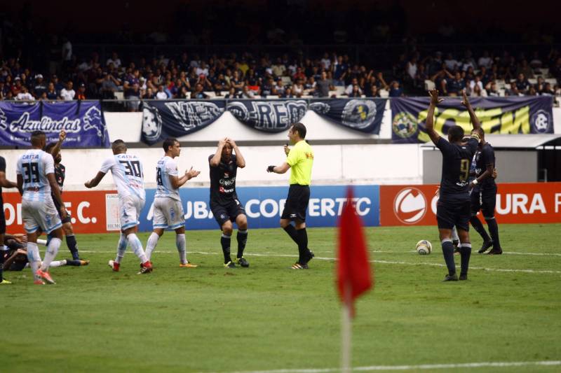 O Clube do Remo venceu o Paysandu por 2 a 1 na tarde deste domingo, partida realizada no Estádio Mangueirão, e largou na frente pelo título do Campeonato Paraense de 2018. 

FOTO: THIAGO GOMES / AG. PARÁ
DATA: 01.04.2018
BELÉM - PARÁ <div class='credito_fotos'>Foto: Thiago Gomes /Ag. Pará   |   <a href='/midias/2018/originais/88a9473b-e7f1-4101-8ed8-3a3fbbd0ccab.jpg' download><i class='fa-solid fa-download'></i> Download</a></div>