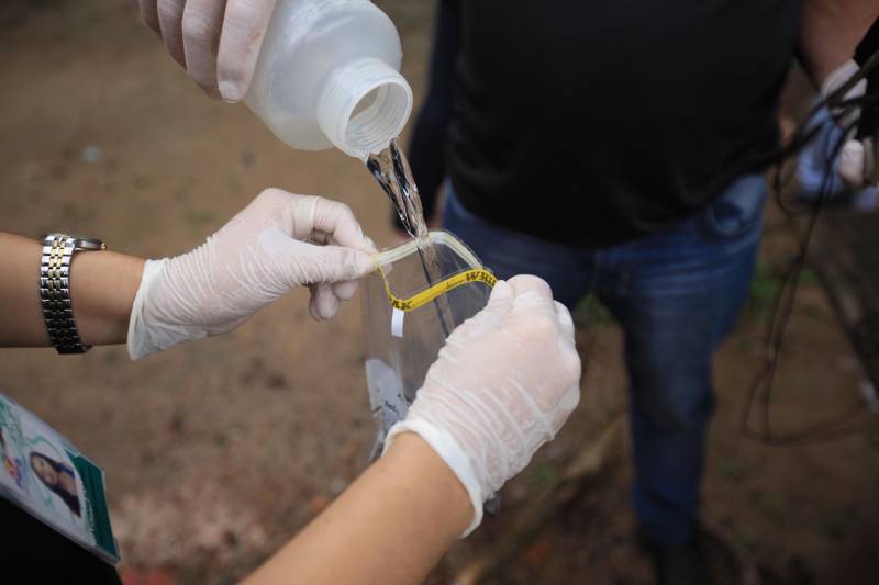 As ações do governo do Estado são imediatas no município de Barcarena, mais especificamente nas comunidades Bom Futuro e Vila Nova, localizadas na área das bacias de rejeitos da Hydro. A primeira medida é a coleta da água dos poços artesianos, para verificar se está própria para o consumo humano. Nesta sexta-feira (23), técnicos do Laboratório Central do Estado (Lacen) começaram o trabalho, que faz parte do conjunto de ações do grupo de trabalho montado pelo governo depois que o Instituto Evandro Chagas confirmou a contaminação da área.

FOTO: MÁCIO FERREIRA / AG. PARÁ
DATA: 23.02.2018
BARCARENA - PARÁ <div class='credito_fotos'>Foto: MÁCIO FERREIRA/ AG. PARÁ   |   <a href='/midias/2018/originais/88c66948-fc9d-480f-bac3-9b816a9d1f9f.jpg' download><i class='fa-solid fa-download'></i> Download</a></div>