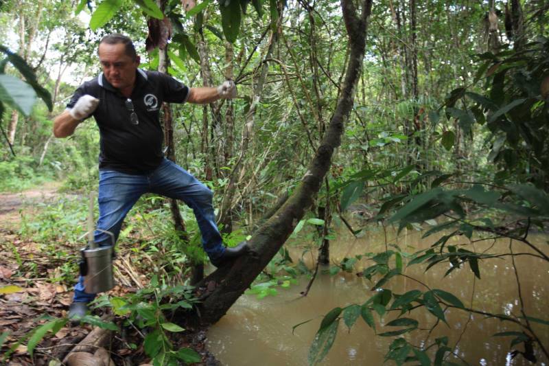 As ações do governo do Estado são imediatas no município de Barcarena, mais especificamente nas comunidades Bom Futuro e Vila Nova, localizadas na área das bacias de rejeitos da Hydro. A primeira medida é a coleta da água dos poços artesianos, para verificar se está própria para o consumo humano. Nesta sexta-feira (23), técnicos do Laboratório Central do Estado (Lacen) começaram o trabalho, que faz parte do conjunto de ações do grupo de trabalho montado pelo governo depois que o Instituto Evandro Chagas confirmou a contaminação da área.

FOTO: MÁCIO FERREIRA / AG. PARÁ
DATA: 23.02.2018
BARCARENA - PARÁ <div class='credito_fotos'>Foto: MÁCIO FERREIRA/ AG. PARÁ   |   <a href='/midias/2018/originais/890ee817-7bea-4e20-944f-eba87ccf4ecd.jpg' download><i class='fa-solid fa-download'></i> Download</a></div>