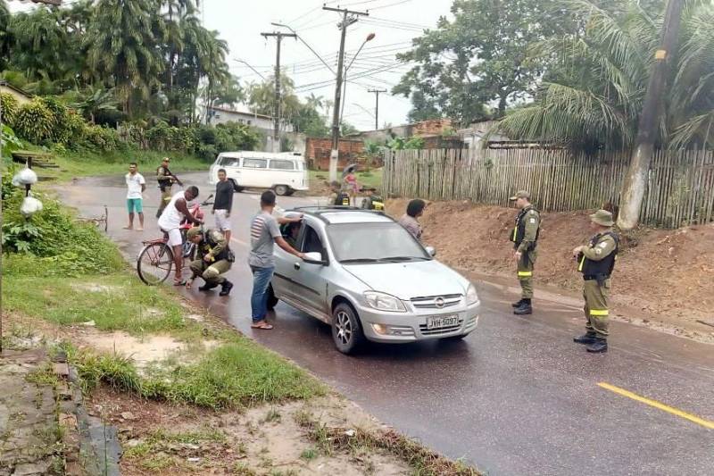 Mais de 600 policiais militares intensificaram a segurança em todo o bairro do Tapanã, durante a operação "Ocupação" que iniciou na manhã desta quinta-feira, 15, e segue até a próxima segunda-feira, 19. O planejamento estratégico desta ação conta com diversas operações: Ônibus Seguro, Hypnus, Bloqueio, Saturação, Tróia e Feira Segura.

FOTO: ASCOM PMPA
DATA: 15.03.2018
BELÉM - PARÁ <div class='credito_fotos'>Foto: Ascom PMPA   |   <a href='/midias/2018/originais/893805a6-b81c-466b-9018-3edd3e6d49de.jpg' download><i class='fa-solid fa-download'></i> Download</a></div>