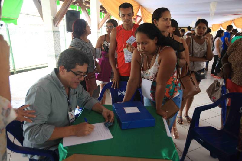 Mais de 300 produtores compareceram à arena Bira's, em Igarapé-Miri, no nordeste paraense, na manhã de quinta-feira (15), em busca de informações sobre crédito, qualificação profissional, regularização fundiária e cadeia produtiva. O público foi atendido pela "Caravana Pará 2030 - Igarapé-Miri", promovida pelo governo do Estado, que levou ao município os serviços de várias secretarias, bancos e instituições ligadas à produção e à intermediação de negócios.

FOTO: RODOLFO OLIVEIRA / AG. PARÁ
DATA: 16.03.2018
IGARAPÉ-MIRI - PARÁ <div class='credito_fotos'>Foto: Rodolfo Oliveira/Ag. Pará   |   <a href='/midias/2018/originais/89d97913-0590-4d76-9c54-0ac0153bf035.jpg' download><i class='fa-solid fa-download'></i> Download</a></div>