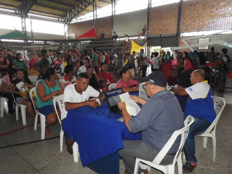 Termina neste sábado, 17, o atendimento da Caravana Pro Paz Cidadania em Bragança, município localizado na região nordeste do estado. Com o apoio da prefeitura e secretarias estaduais, a ação começou na quinta-feira, 15, no ginásio do Senai. Até o momento, mais de dois mil atendimentos foram feitos. A população pode solicitar a emissão de RG, CPF, certidão de nascimento (1° e 2° via), Id Jovem, identidade de nome social e aconselhamento jurídico.

FOTO: CARLOS SODRÉ / AG. PARÁ
DATA: 16.03.2018
BRAGANÇA - PARÁ <div class='credito_fotos'>Foto: Carlos Sodré/Agência Pará   |   <a href='/midias/2018/originais/8a323f49-1330-4e6c-850a-261f9912ff72.jpg' download><i class='fa-solid fa-download'></i> Download</a></div>