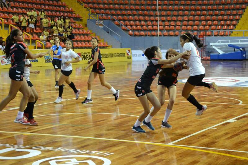 Em sua 60ª edição, os Jogos Estudantis Paraenses (JEPs) definiu a equipes que vão representar o Estado do Pará na etapa nacional, em Manaus (AM), de 19 a 23 de setembro. Das partidas realizadas neste sábado (23), pela etapa estadual, na Arena Guilerme Paraense - o Mangueirinho, foram premiados quatro times das modalidades de Basquete, Volei, Handebol e Futsal, na categoria "A" (de 12 a 14 anos). 

FOTO: FERNANDO NOBRE / ASCOM SEDUC
DATA: 23.06.2018
BELÉM - PARÁ <div class='credito_fotos'>Foto: FERNANDO NOBRE/ASCOM SEDUC   |   <a href='/midias/2018/originais/8a91370e-a970-4b28-9d3d-89a779e729b9.jpg' download><i class='fa-solid fa-download'></i> Download</a></div>
