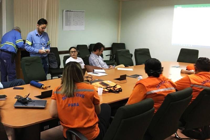 O governo do Estado intensificou as ações nas comunidades do município de Barcarena, no nordeste paraense, afetadas pela contaminação constatada pelo Instituto Evandro Chagas (IEC), no entorno da área de atuação da empresa Hydro. A força-tarefa de órgãos estaduais em parceria com a prefeitura municipal seguiu neste domingo (25), com a continuação do cadastramento de famílias, levantamento de possíveis problemas de saúde decorrentes da situação e distribuição de água potável, medidas emergenciais determinadas pelo Grupo de Trabalho do Governo do Estado. Ao todo, 30 profissionais da saúde, entre agentes de endemias e de saúde, além de 16 assistentes sociais, agentes da Defesa Civil, entre outros profissionais do Estado e Município atuam nos últimos dias nas comunidades de Bom Futuro, Vila Nova e Bujaruba. As equipes estão em campo para mapear e identificar as necessidades das famílias que residem nesses locais e que tipo de impacto que elas podem ter sofrido.  

FOTO: LIDIANE SOUZA / SECOM
DATA:25.02.2018
BARCARENA - PARÁ

 <div class='credito_fotos'>Foto: LIDIANE SOUZA / SECOM   |   <a href='/midias/2018/originais/8c390cc9-0537-46d6-8a9f-25f62cc11f13.jpg' download><i class='fa-solid fa-download'></i> Download</a></div>