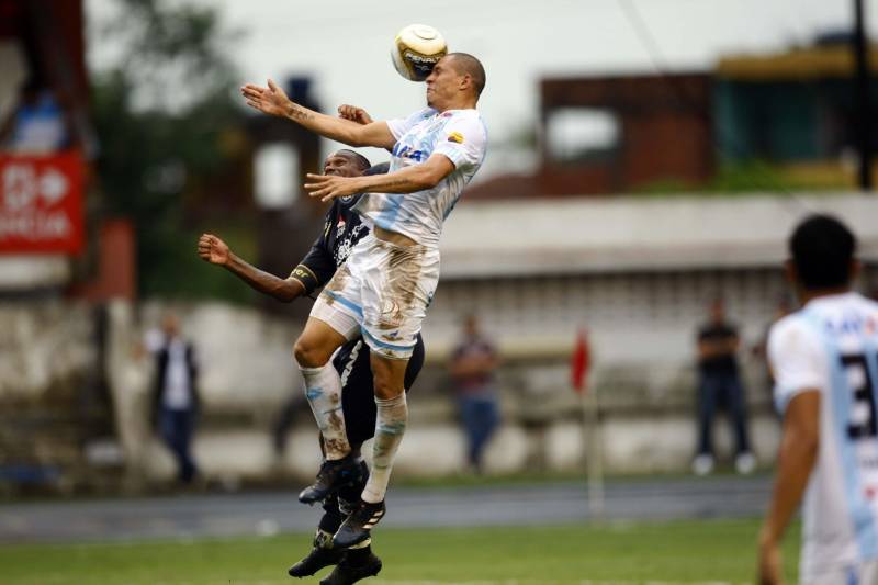 O Clube do Remo venceu o Paysandu por 2 a 1 na tarde deste domingo, partida realizada no Estádio Mangueirão, e largou na frente pelo título do Campeonato Paraense de 2018. 

FOTO: THIAGO GOMES / AG. PARÁ
DATA: 01.04.2018
BELÉM - PARÁ <div class='credito_fotos'>Foto: Thiago Gomes /Ag. Pará   |   <a href='/midias/2018/originais/8c8993d6-9850-42a8-91aa-e6c930bbf224.jpg' download><i class='fa-solid fa-download'></i> Download</a></div>