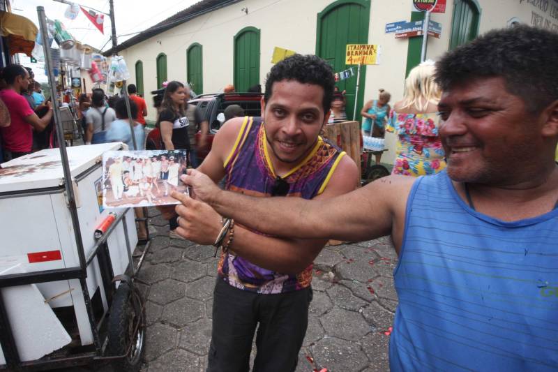 O professor Júlio Leal Gomes é natural de Vigia de Nazaré, no nordeste paraense, terra conhecida pela hospitalidade, principalmente em época festiva. Mantendo a tradição, no Carnaval Júlio e seus irmãos abrem a casa da família para amigos e outros parentes. Neste ano, o imóvel de quatro cômodos abrigou mais de 50 pessoas. Vigia tem um dos maiores e mais tradicionais carnavais do Pará. Nesta época do ano, a população do município, de 51.173 habitantes (Censo/IBGE), triplica com a chegada de brincantes oriundos de todo o Brasil, e os vigienses – igual coração de mãe - acolhem essa multidão. A estimativa é a cidade receber mais de 300 mil pessoas neste Carnaval.Na foto, o jornalista Thiago Palheta.

FOTO: IGOR BRANDÃO / AG PARÁ
DATA: 13.02.2018
BELÉM - PARÁ <div class='credito_fotos'>Foto: IGOR BRANDÃO / AG. PARÁ   |   <a href='/midias/2018/originais/8d49c754-102d-42cc-9822-0328e8bf9d3e.jpg' download><i class='fa-solid fa-download'></i> Download</a></div>