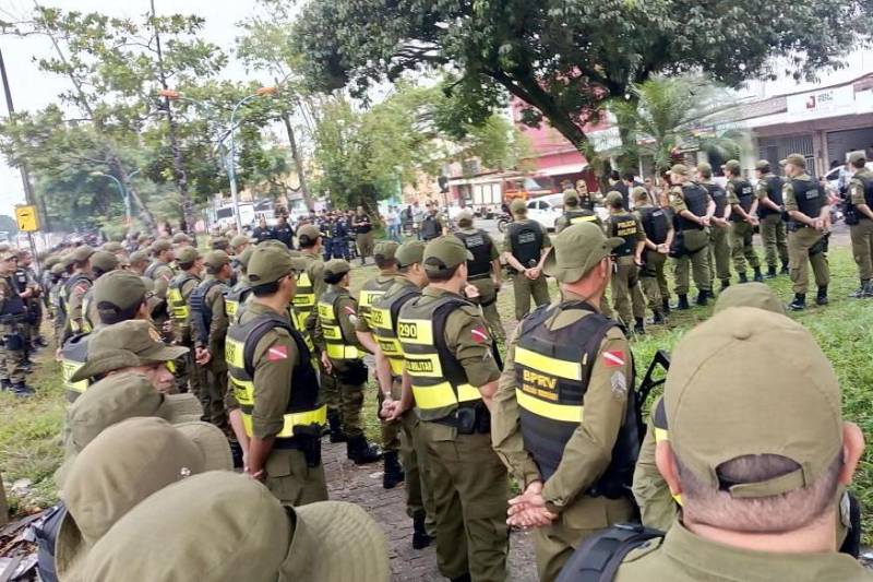 Mais de 600 policiais militares intensificaram a segurança em todo o bairro do Tapanã, durante a operação "Ocupação" que iniciou na manhã desta quinta-feira, 15, e segue até a próxima segunda-feira, 19. O planejamento estratégico desta ação conta com diversas operações: Ônibus Seguro, Hypnus, Bloqueio, Saturação, Tróia e Feira Segura.

FOTO: ASCOM PMPA
DATA: 15.03.2018
BELÉM - PARÁ <div class='credito_fotos'>Foto: Ascom PMPA   |   <a href='/midias/2018/originais/8d4b7f87-5d1c-4d2f-a0af-892aa517b2dc.jpg' download><i class='fa-solid fa-download'></i> Download</a></div>