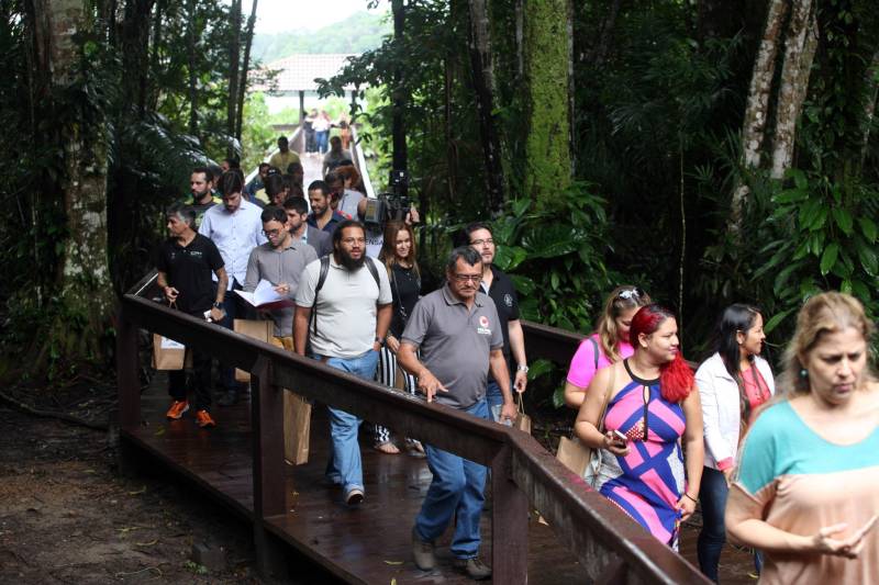 Jornalistas, influenciadores digitais e membros da sociedade civil organizada participaram, nesta quinta-feira (15), da visita guiada ao Parque Estadual do Utinga (Peut) que será inaugurado na sexta-feira (16), às 16h30. Os convidados foram recebidos pelo secretário estadual de Cultura, o arquiteto Paulo Chaves; pelo presidente do Ideflor-bio, Thiago Novaes; pelo gerente do Peut, Julio Meyer; pelo secretário de comunicação, Daniel Nardin e pelo representante da diretoria da Unidade de Conservação do Parque, Wendel Andrade. O evento começou às 9h com a apresentação das melhorias feitas no espaço durante as obras, dos serviços que funcionarão no local e de algumas normas de utilização desse novo equipamento. 

FOTO: SIDNEY OLIVEIRA / AG. PARÁ
DATA: 15.03.2018
BELÉM - PARÁ <div class='credito_fotos'>Foto: Sidney Oliveira/Ag. Pará   |   <a href='/midias/2018/originais/8d60ce53-19d2-4424-9648-7edb9dc14a13.jpg' download><i class='fa-solid fa-download'></i> Download</a></div>