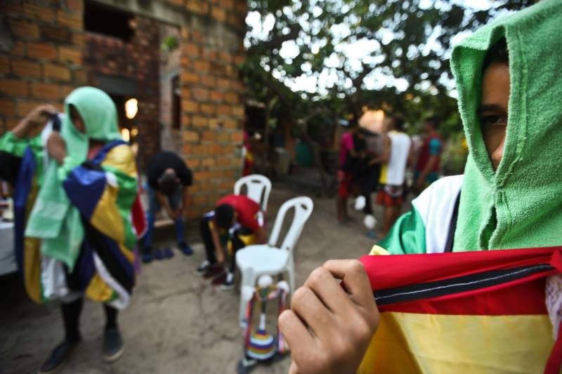 Domingo de carnaval (11) parecia dia de futebol. Um a um, os integrantes do time foram chegando à concentração, no quintal de uma casa simples, na Avenida Floriano Peixoto, uma das principais de São Caetano de Odivelas, município do nordeste do Pará. Os homens, na faixa dos 20 anos de idade, esperavam sentados pelo "técnico". Mas de repente os “jogadores” se transformaram em brincantes do mais tradicional grupo folclórico da cidade, o Boi Tinga. A preparação não era para uma partida de futebol, e sim para o arrastão que tomou conta das ruas em alguns instantes. Um dos patrimônios da rica cultura popular de São Caetano, o Boi Tinga colore a cidade no carnaval. Com 80 anos de existência, o grupo reúne apaixonados pelas manifestações folclóricas, que trabalham o ano todo para manter viva a cultura local. Na Folia de Momo, os célebres Cabeçudos e Pierrôs, levados pelo Boi-Bumbá, se misturam ao povo numa explosão de ritmos, cores e alegria - tudo sem perder as características originais, que ressaltam a beleza e autenticidade da festa.

FOTO: THIAGO GOMES / AG PARÁ
DATA: 12.02.2018
SÃO CAETANO DE ODIVELAS - PARÁ <div class='credito_fotos'>Foto: Thiago Gomes /Ag. Pará   |   <a href='/midias/2018/originais/8dc802f0-cb01-4686-81fc-8eaf845bb17a.jpg' download><i class='fa-solid fa-download'></i> Download</a></div>